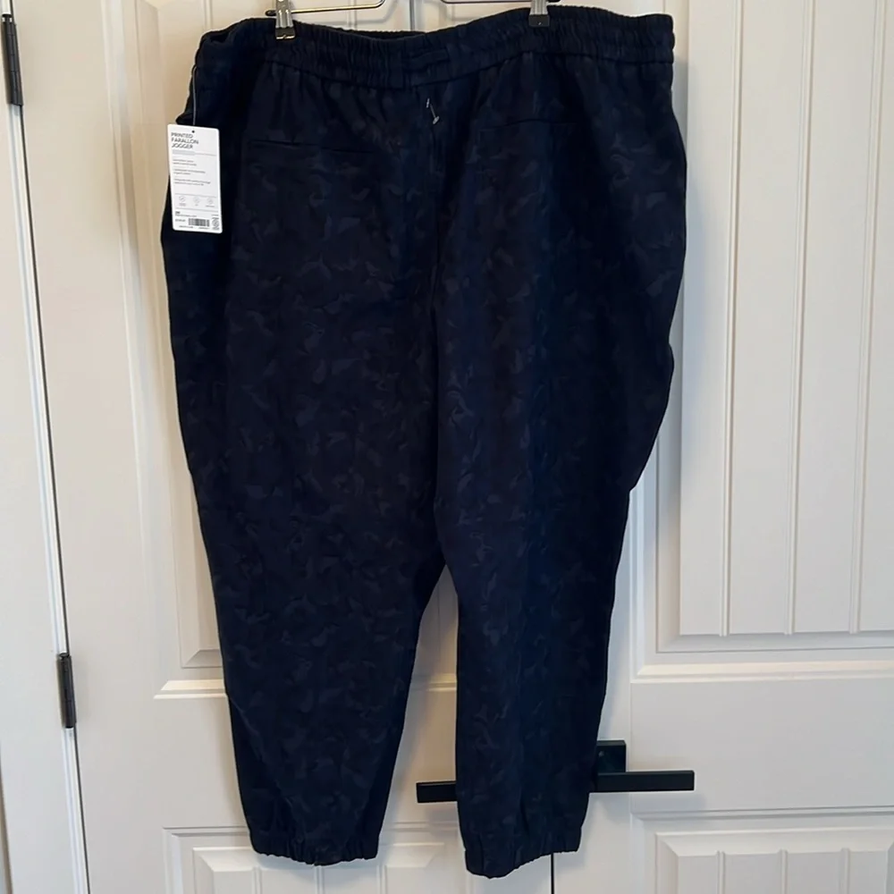 Athleta Printed Farallon Jogger Pants Camo Print Size 26 - NWT